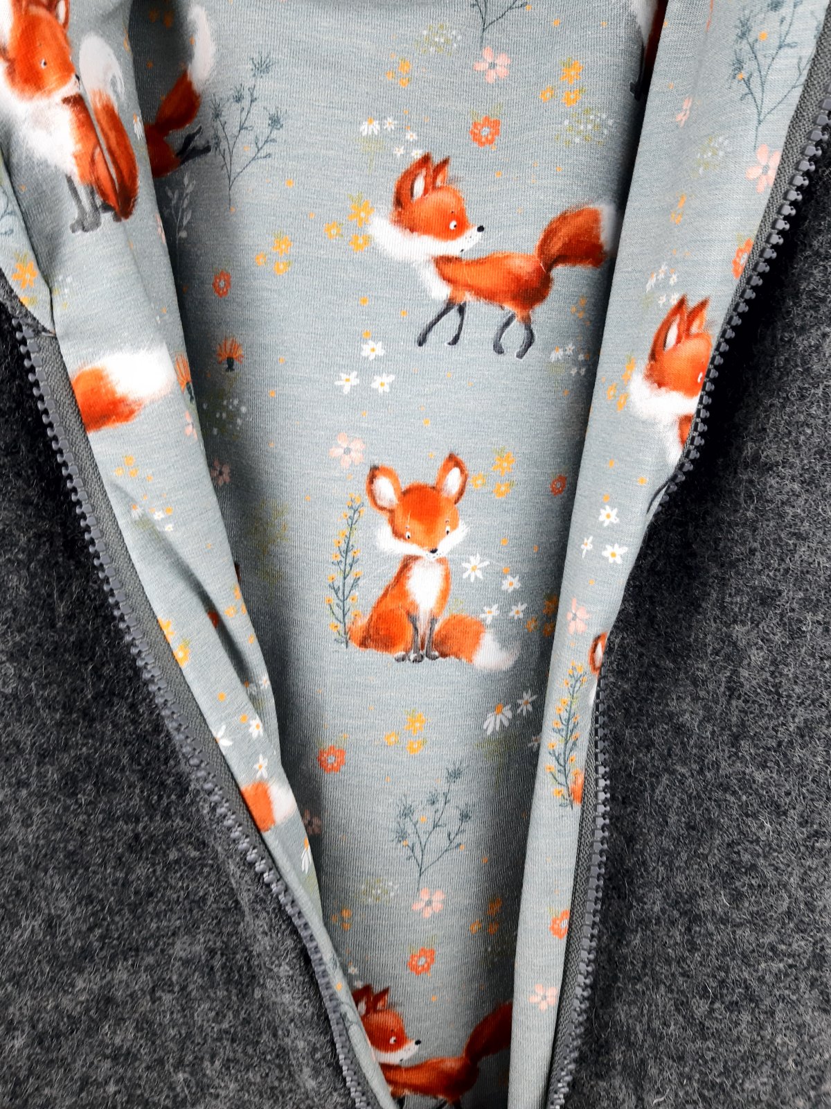 Walkjacke aus Merino Wollfleece grau mit Fuchsi grau