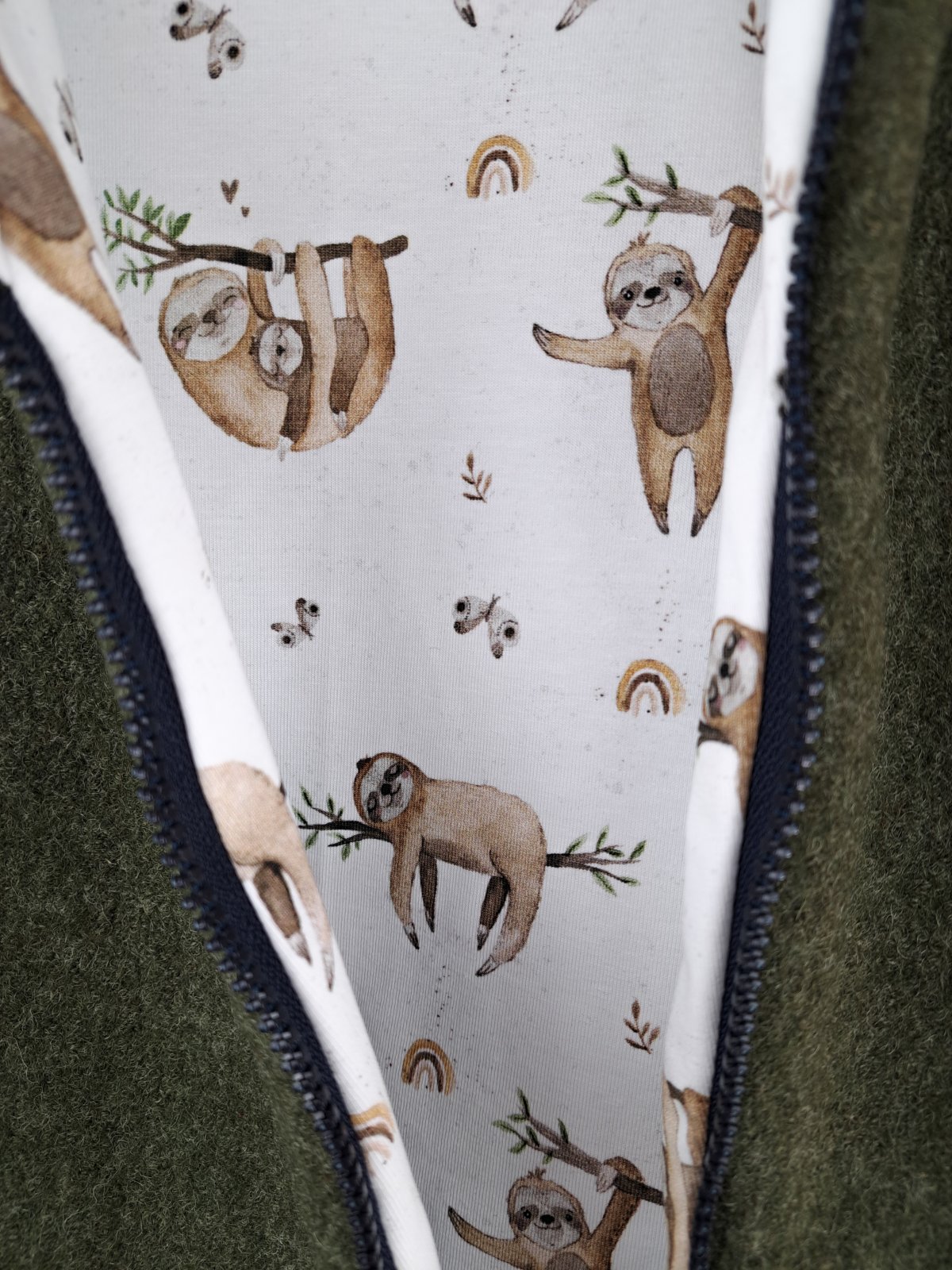 Walkjacke moosgrün meliert mit Faultierliebe
