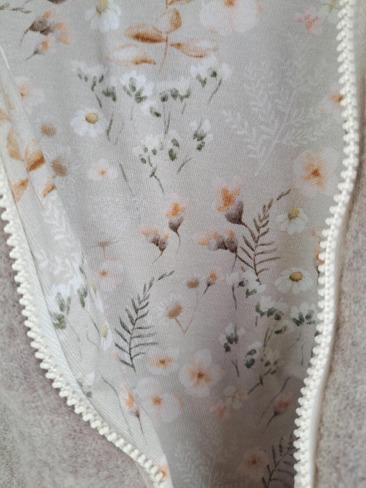 Walkmantel aus Wolfleece sand meliert mit Blümchen sand