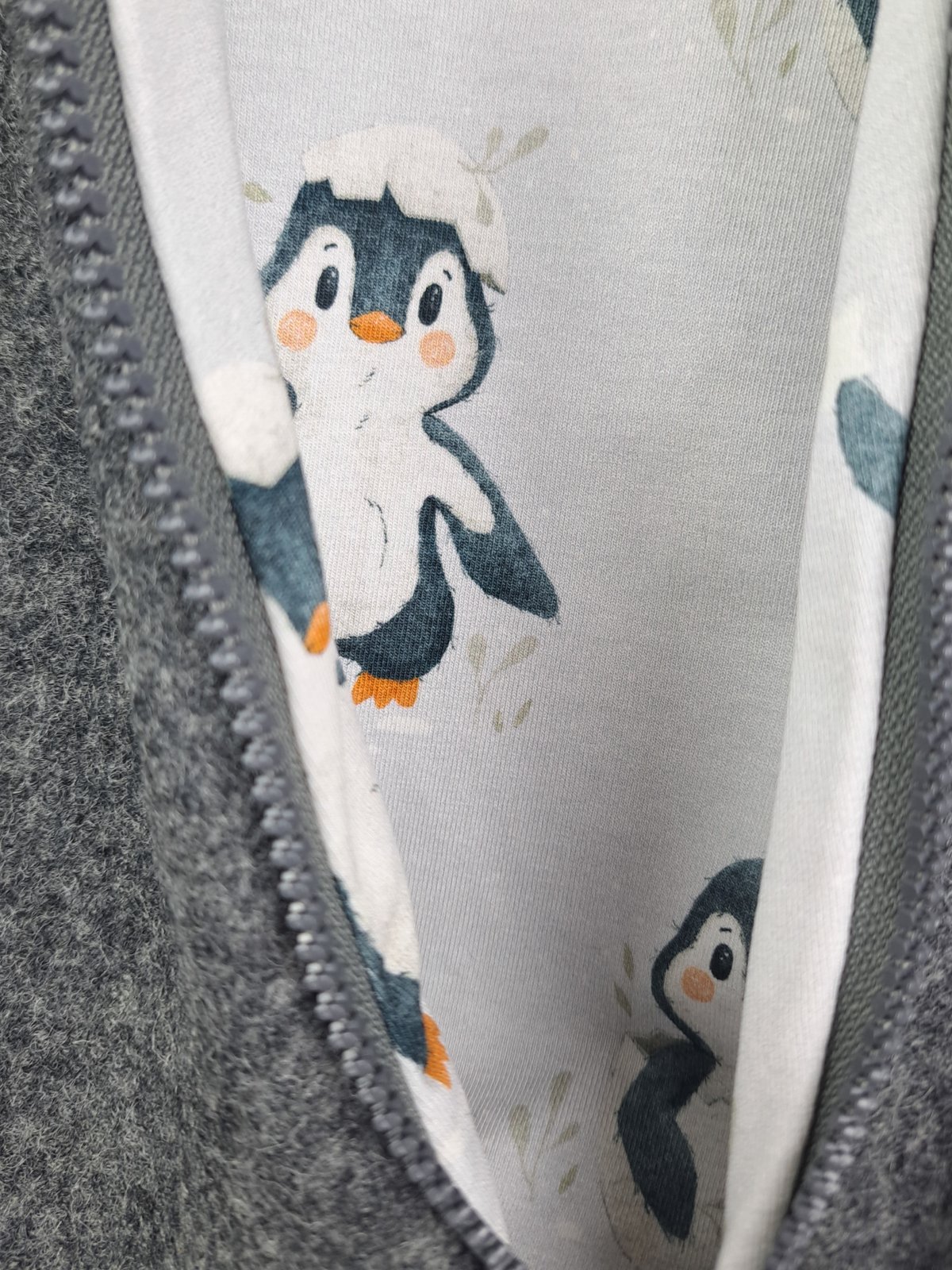 Walkoverall grau meliert mit Pinguinbaby