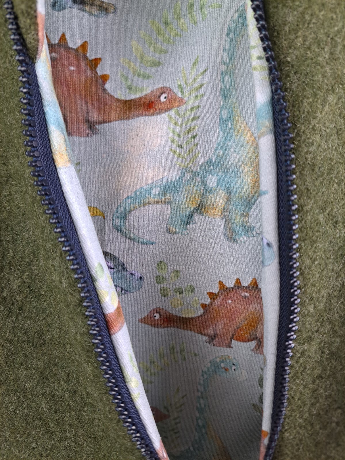 Walkjacke moosgrün meliert mit schreckliche Dinos