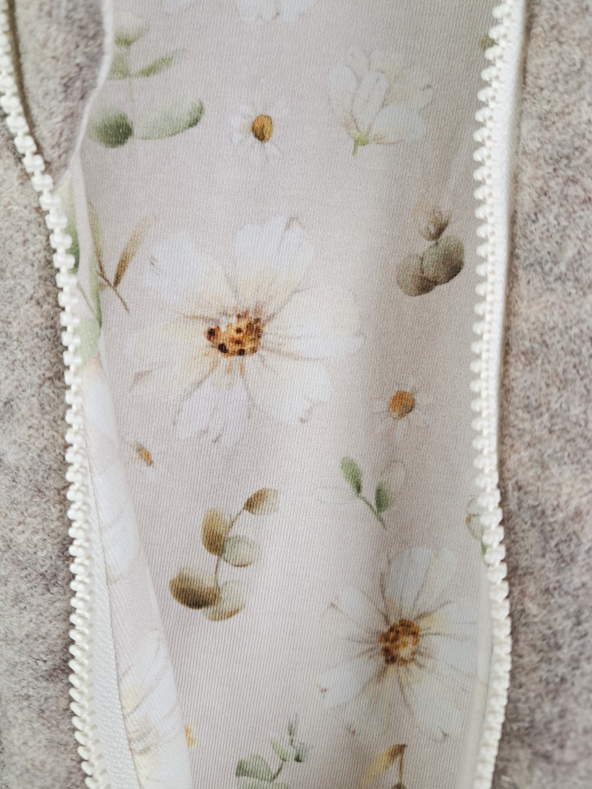 Walkjacke sand meliert mit Gänseblümchen