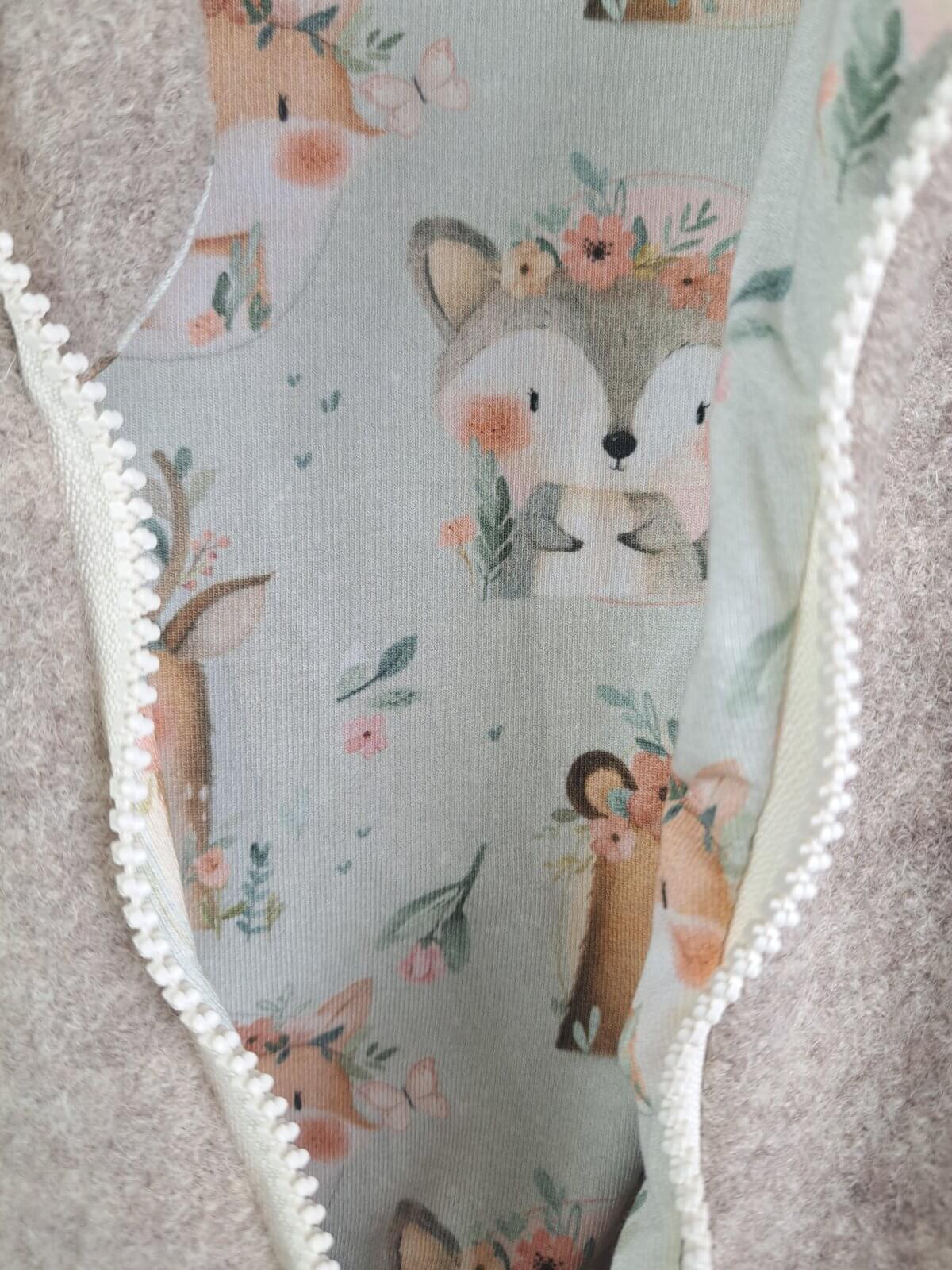 Walkoverall sand meliert mit süße Waldtiere