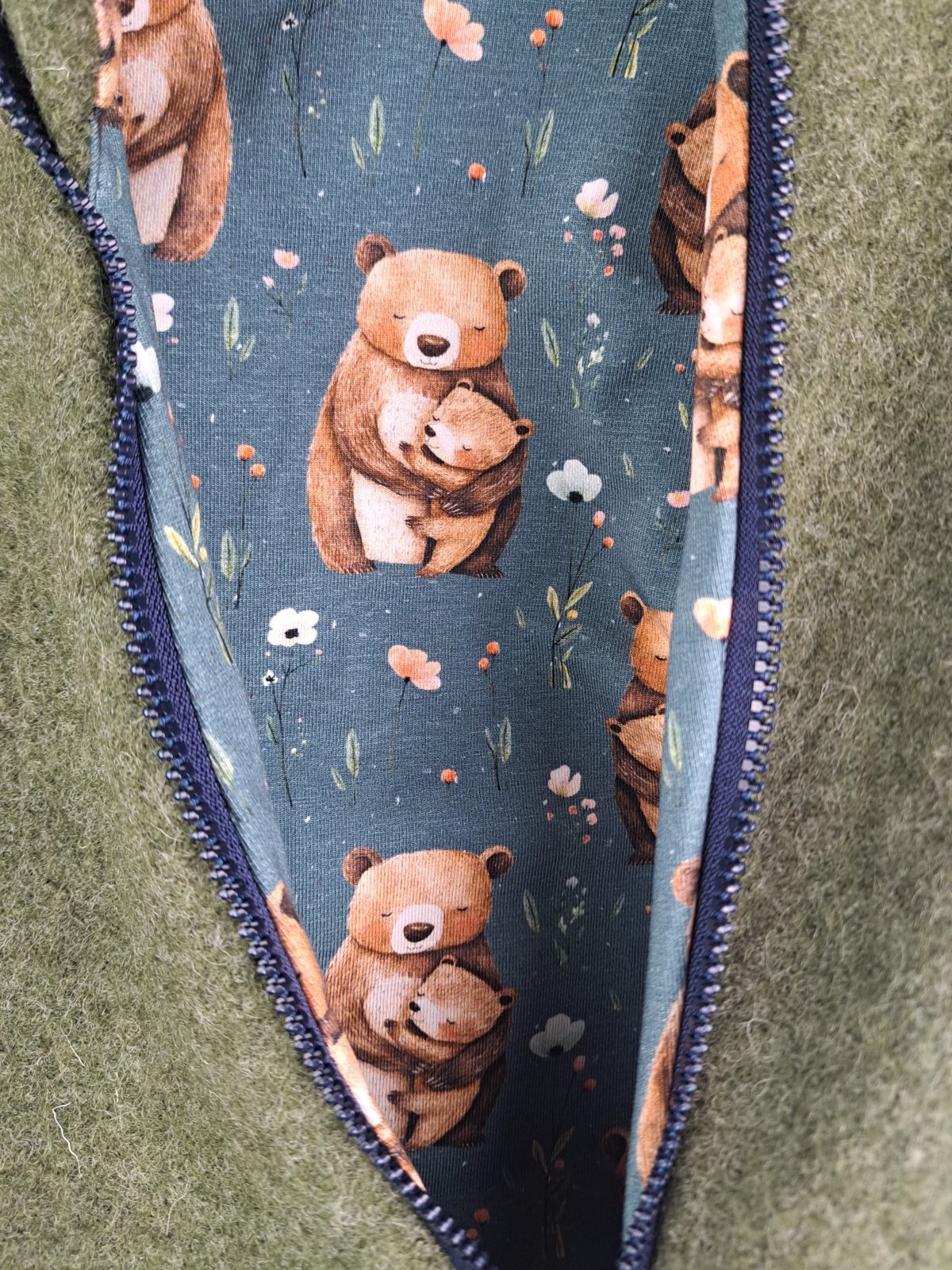 Walkjacke moosgrün meliert mit Bärenliebling