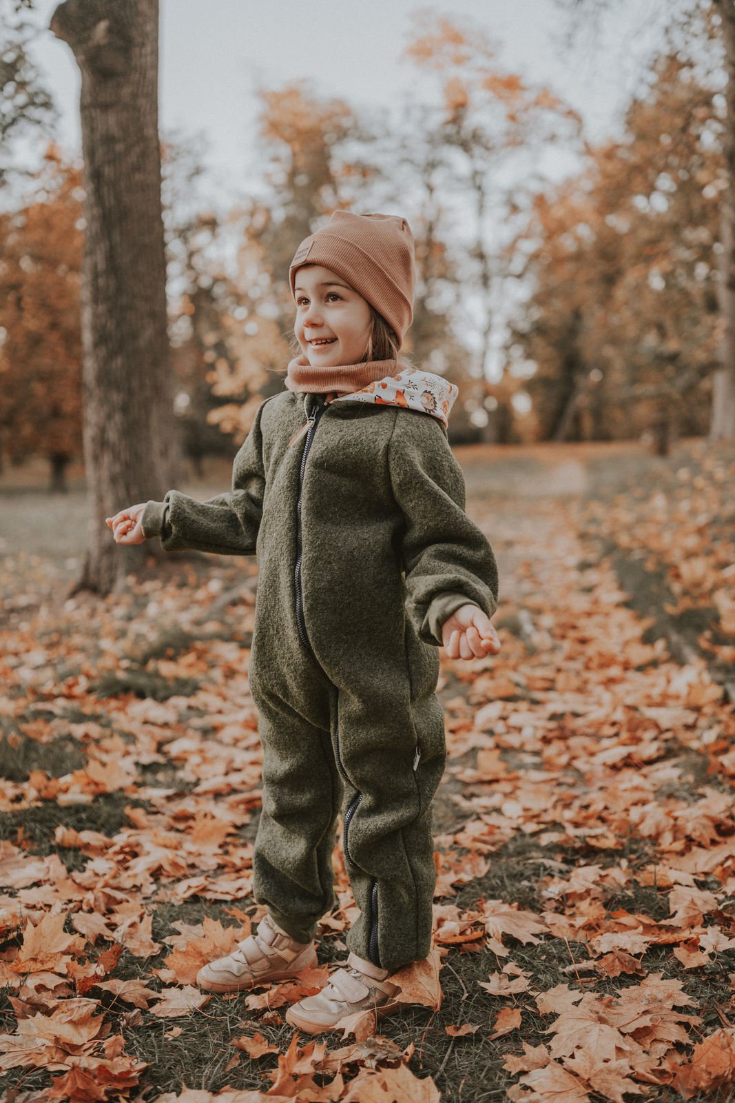 Walkoverall moosgrün meliert mit Waldtiere creme