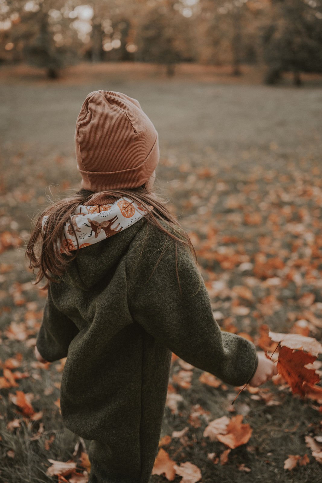 Walkoverall moosgrün meliert mit Waldtiere creme