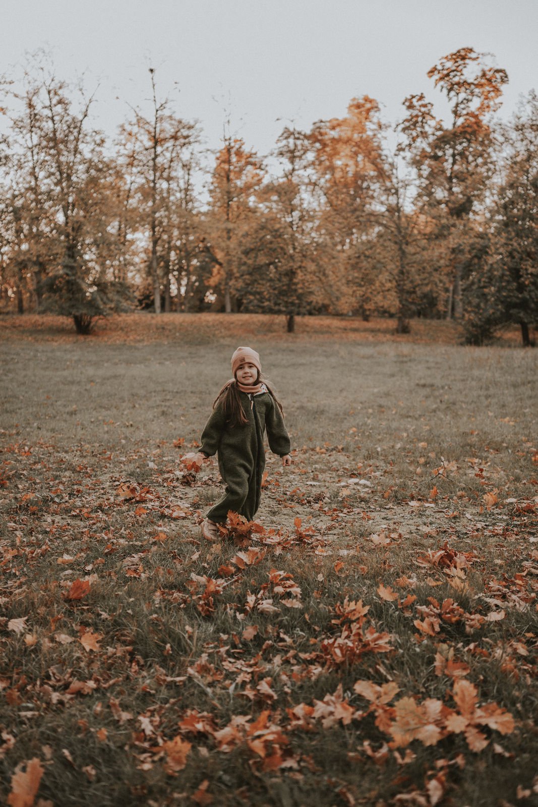 Walkoverall moosgrün meliert mit Waldtiere creme