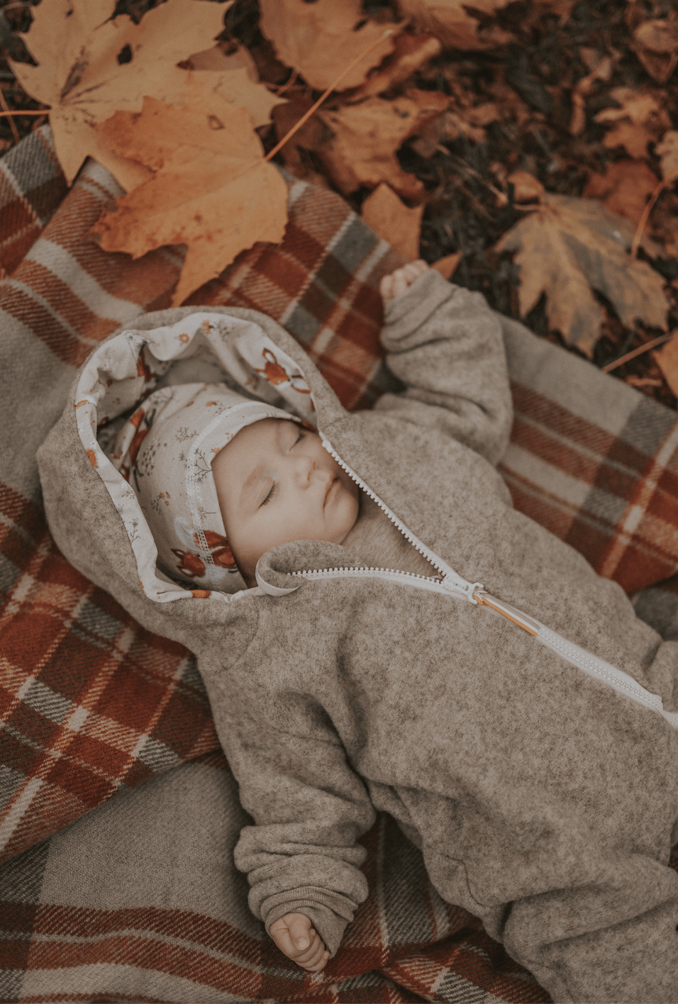 Walkoverall sand meliert mit süße Waldtiere