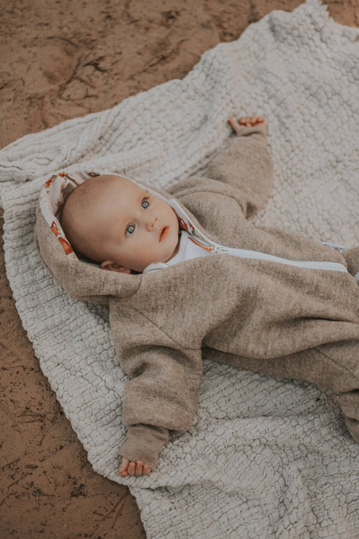 Walkoverall aus Merino Wollfleece sand meliert mit Fuchsi creme