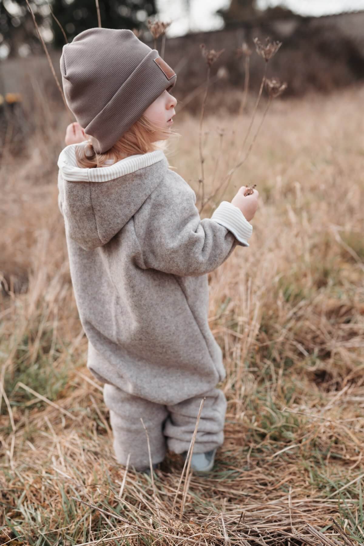 Walkoverall sand meliert mit Fuchsi creme