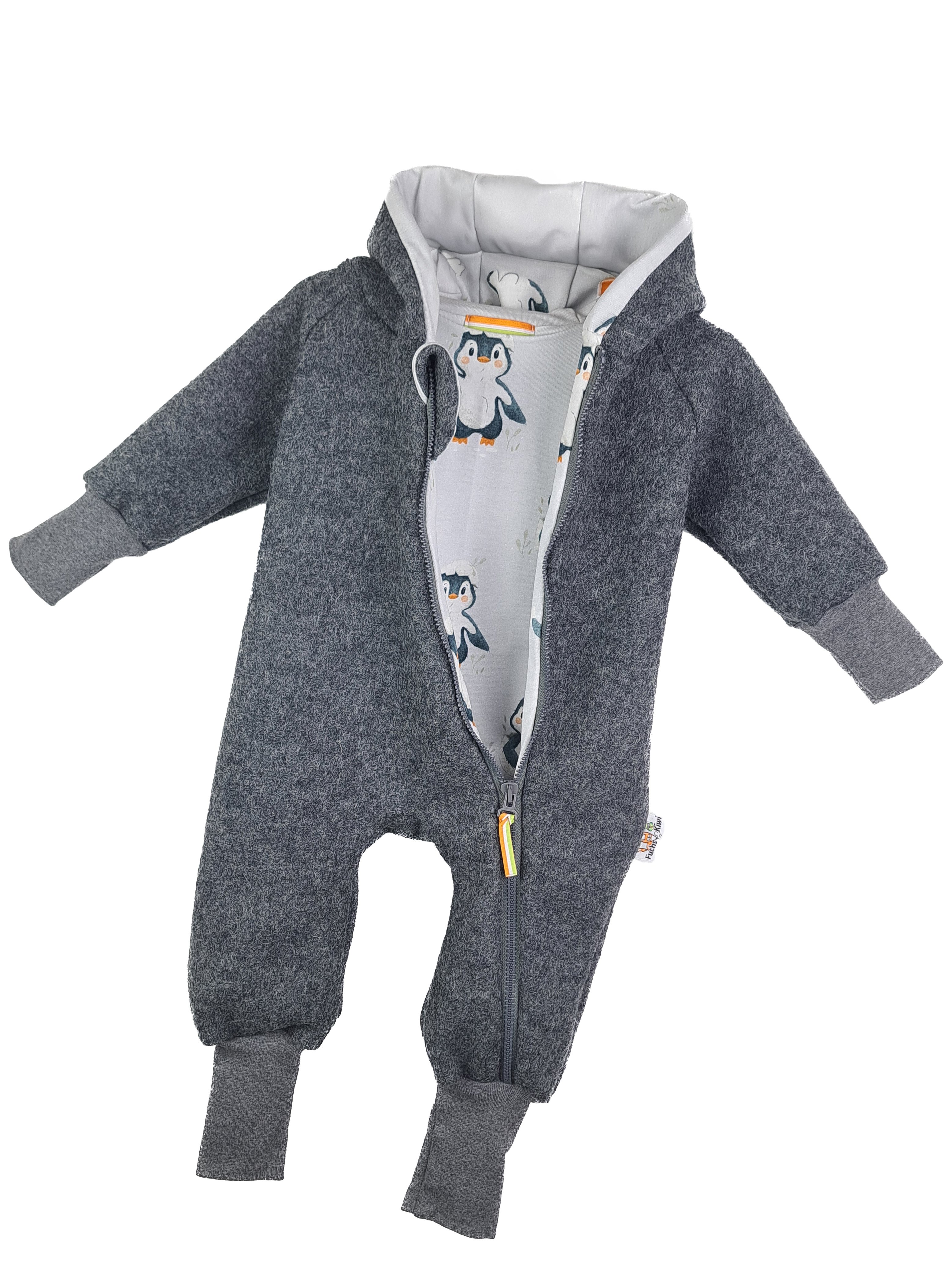 Walkoverall aus Merino Wollfleece grau mit Pinguinbaby