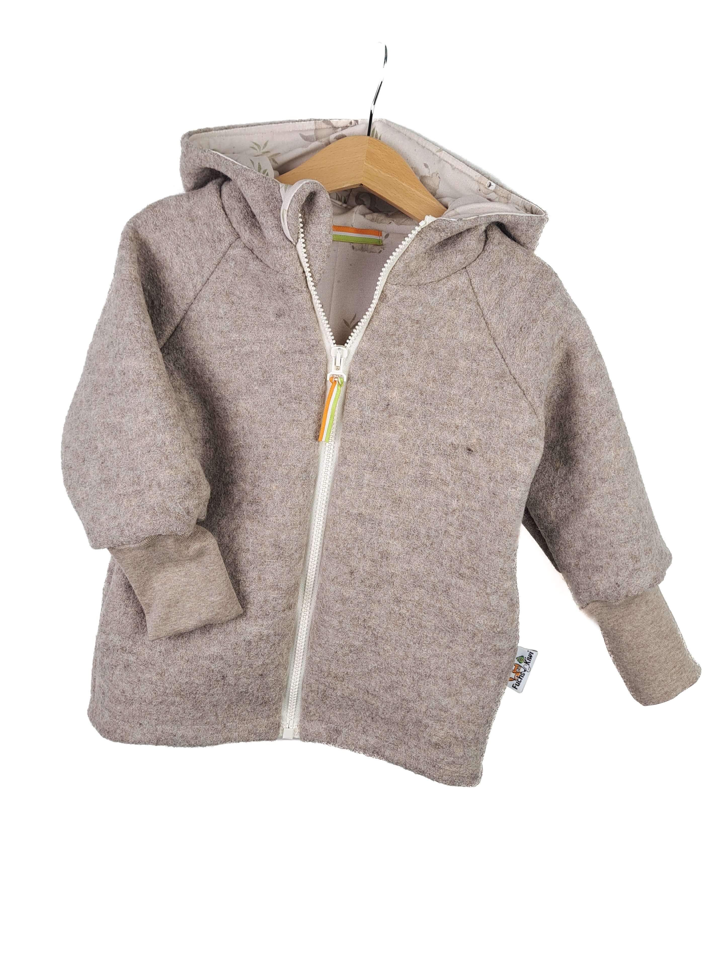 Walkjacke aus Wollfleece sand meliert mit Löwenfamilie 62/68