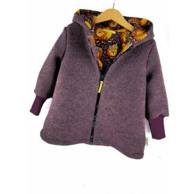 Walkmantel aus Merino Wollfleece flieder meliert mit Löwe beere