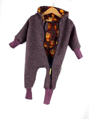 Walkoverall aus Merino Wollfleece flieder meliert mit Löwe beere