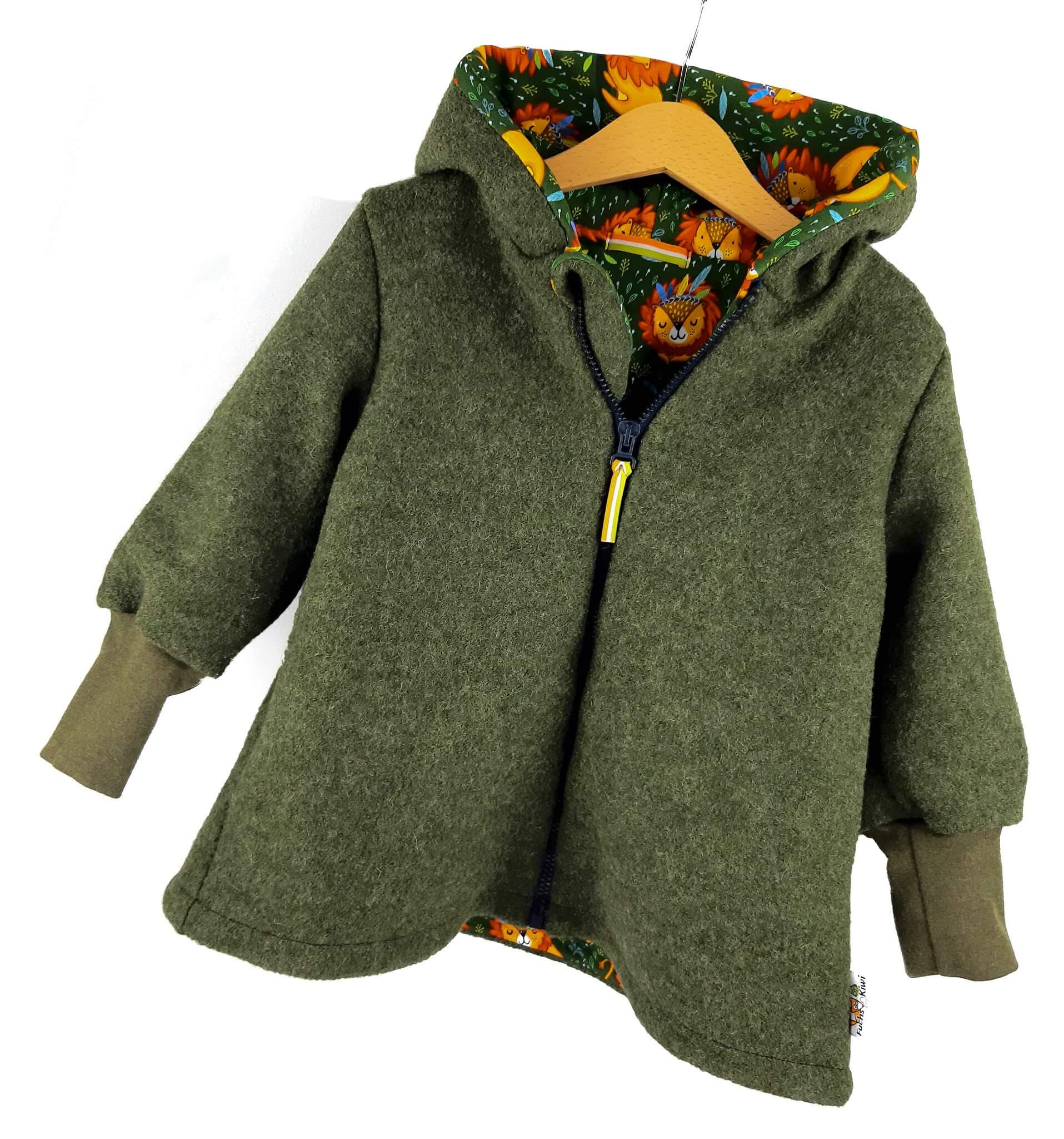 Walkmantel moosgrün meliert mit Löwe tanne