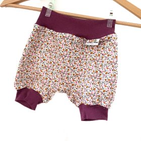 Kurze Hose Blümchen Flieder