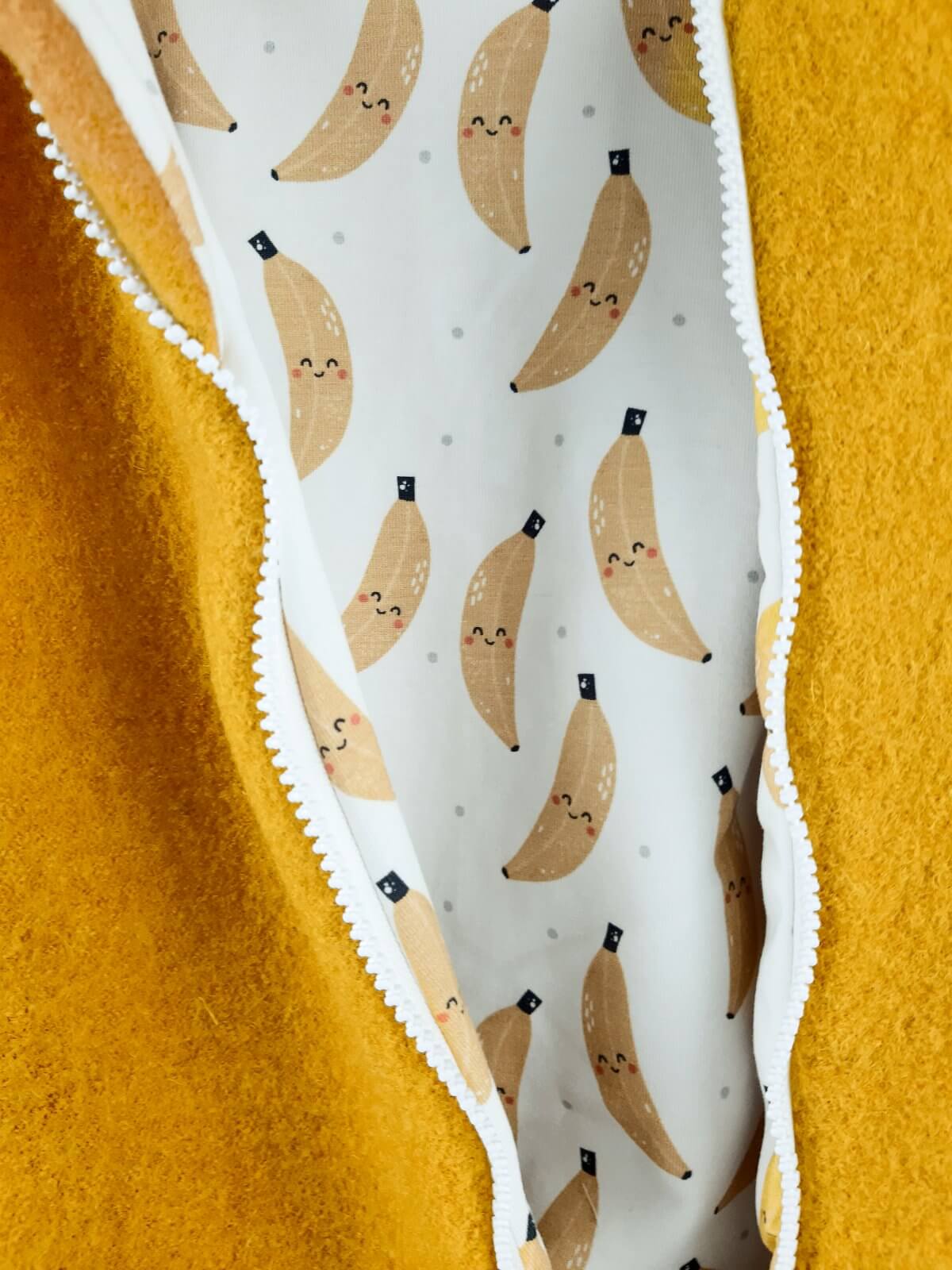 Walkmantel senfgelb mit Bananen