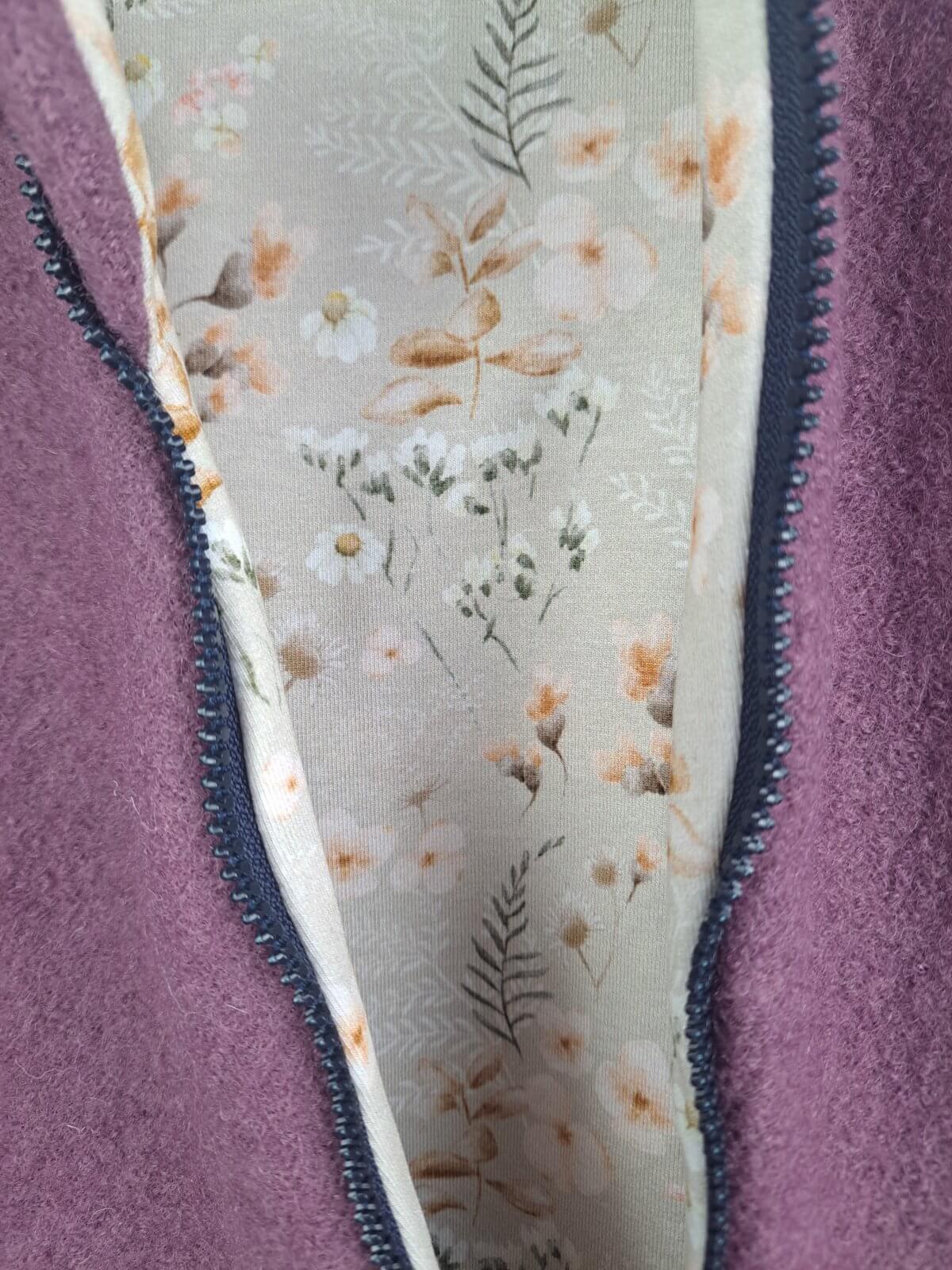 Walkoverall flieder mit Blümchen sand