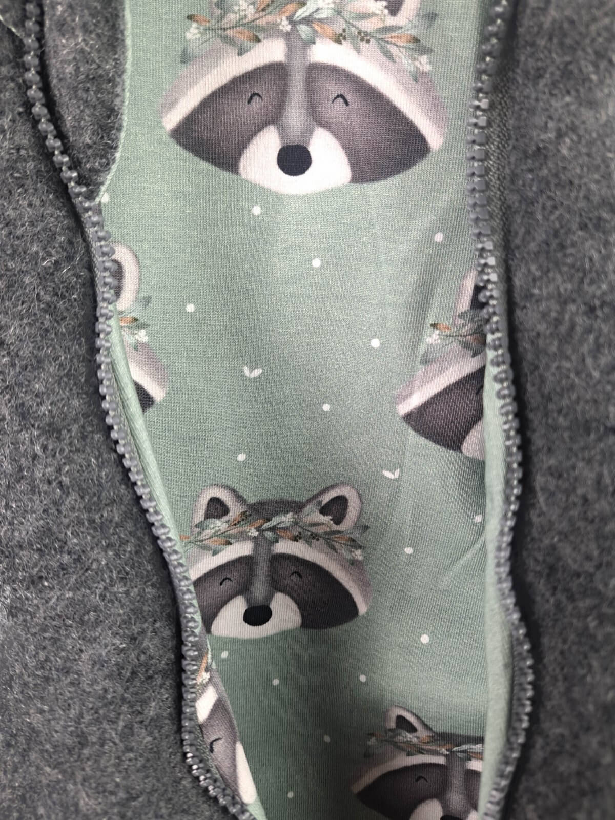 Walkoverall grau mit Waschbär altmint