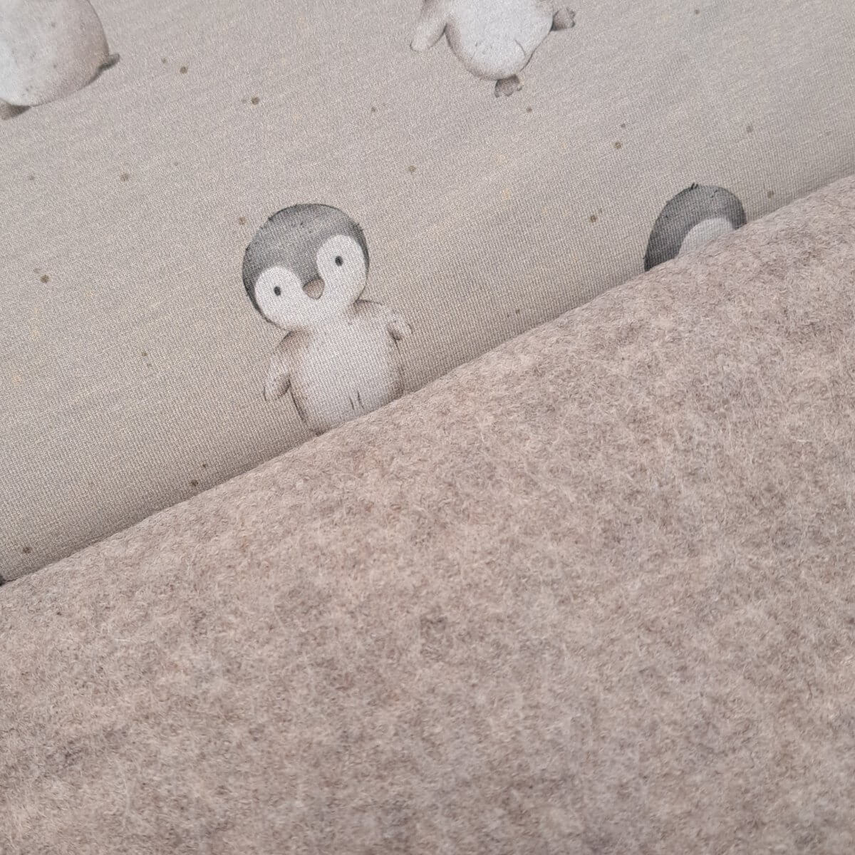 Walkoverall sand meliert mit Pinguine sand