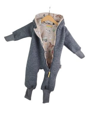 Walkoverall aus Wollfleece grau meliert mit Bauernhof sand