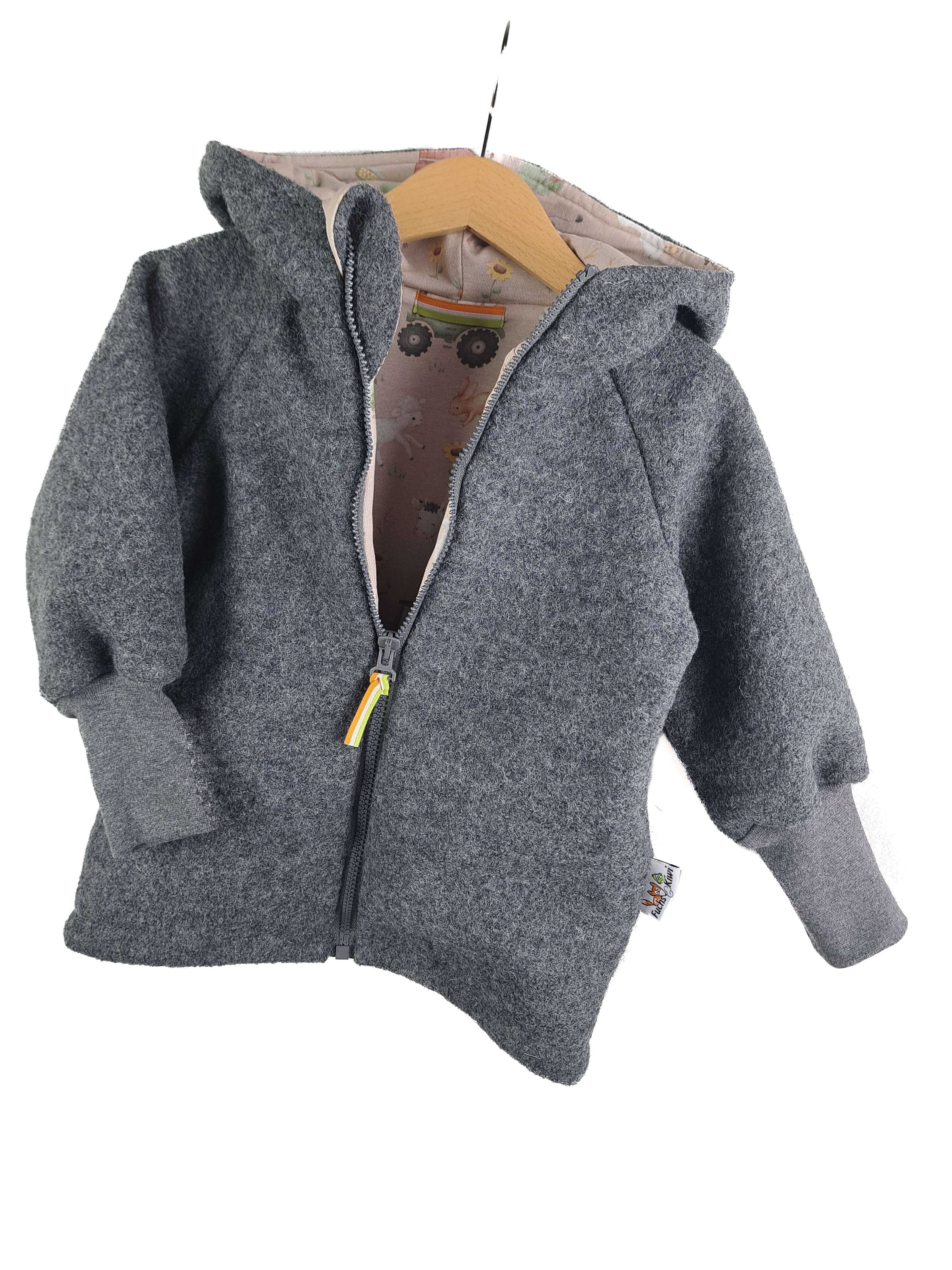 Walkjacke grau mit Bauernhof sand