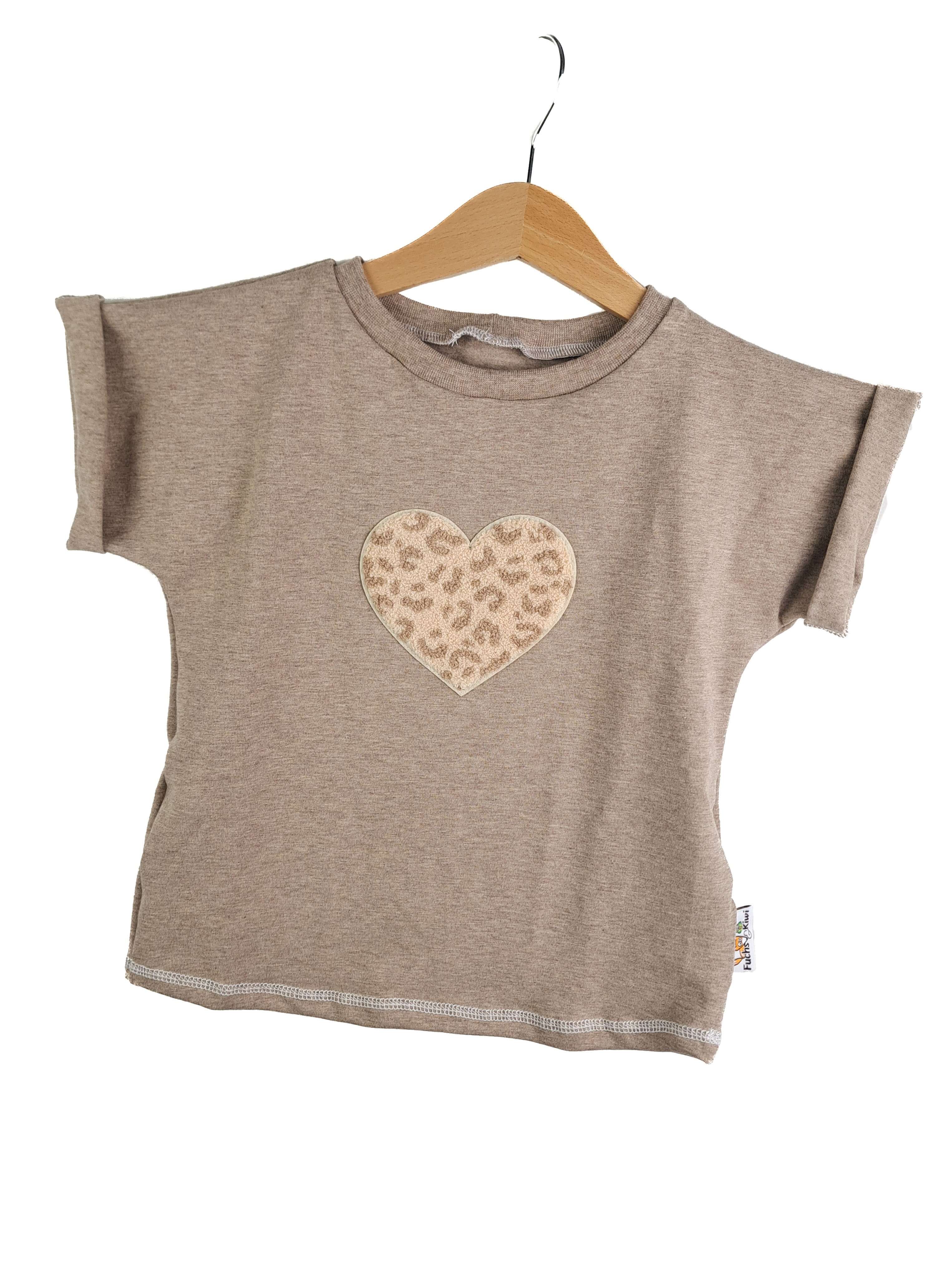 Shirty Leo Herz-Patch sand 86/92 