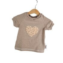 T-Shirt Leo Herz-Patch sand 74/80
