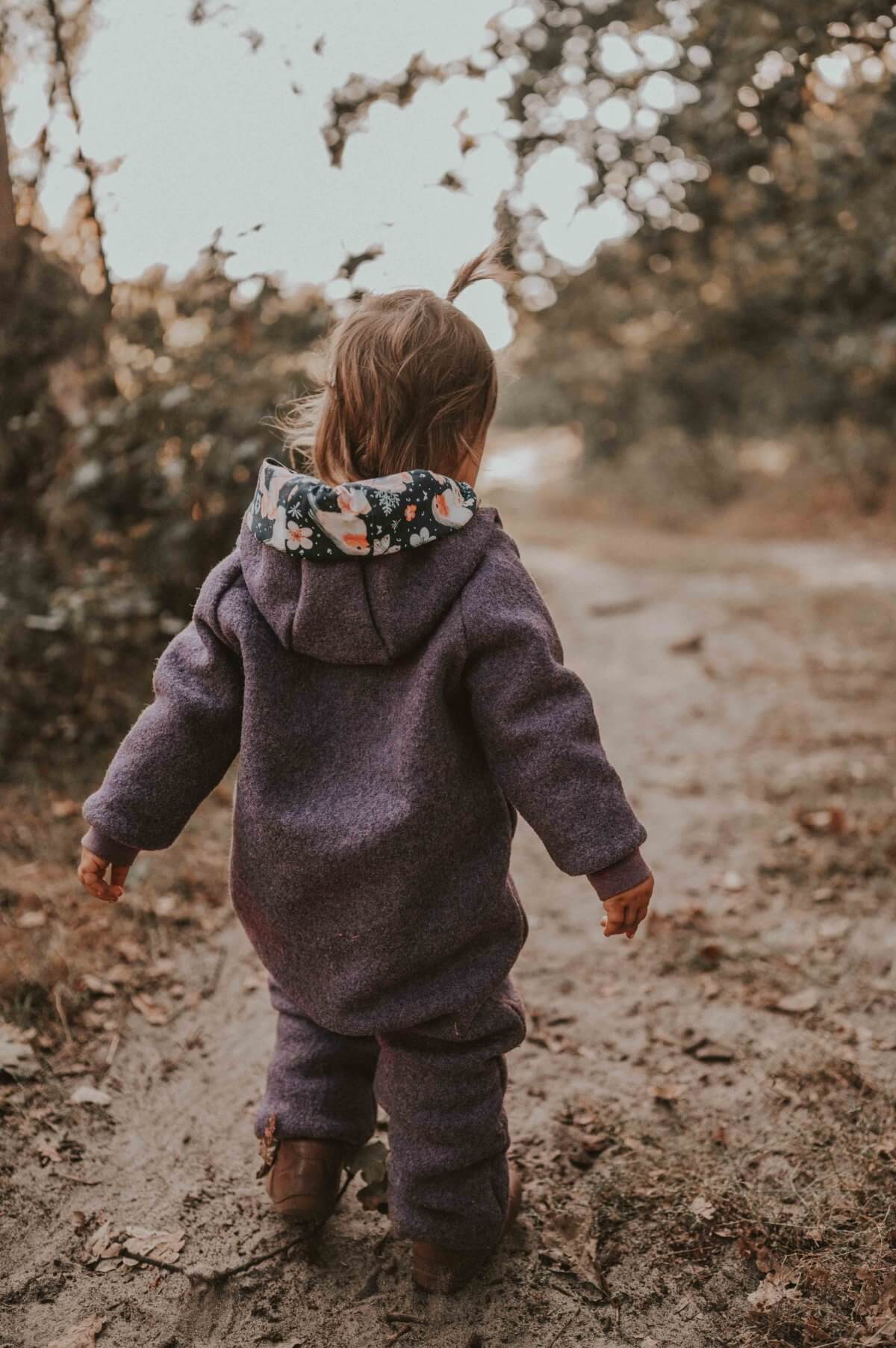 Walkoverall aus Merino Wollfleece flieder meliert mit Vögelchen dunkelblau