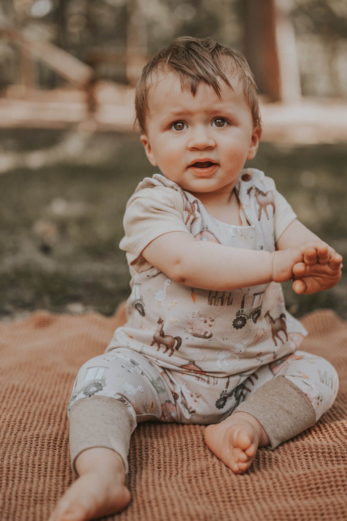 Strampler Bauernhof sand