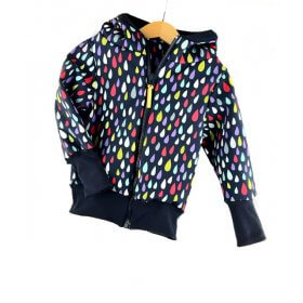 Softshelljacke mit Regentropfen