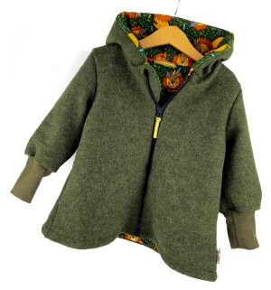 Walkmantel moosgrün meliert mit Löwe tanne