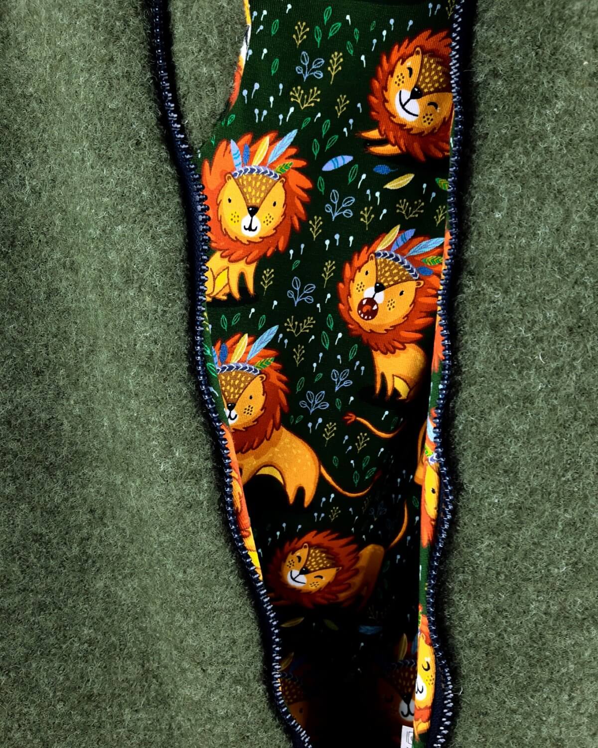 Walkoverall moosgrün meliert mit Löwe tanne